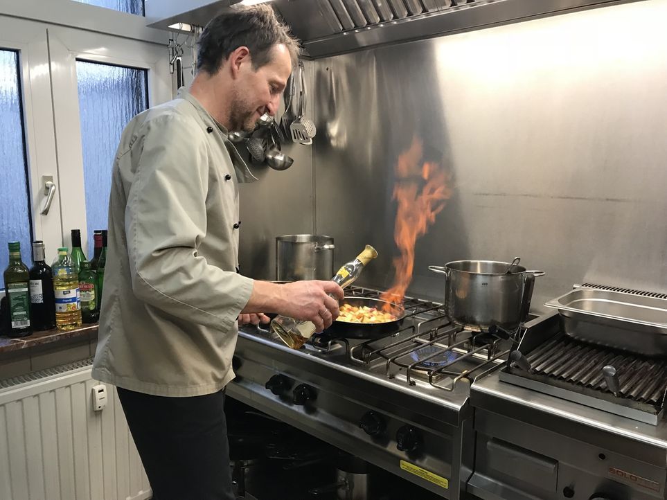 Hilfe vom Sternekoch: Dank den Tipps von Frank Rosin geht es in der Küche von Jürgen Bender (Foto) in "Benders Gaststube" nun heiß her ... - Bildquelle: kabel eins