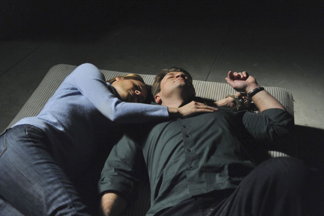 Richard Castle (Nathan Fillion, r.) und Kate Beckett (Stana Katic, l.) finden sich plötzlich mit Handschellen aneinander gekettet in einem Raum wied... - Bildquelle: 2011 American Broadcasting Companies, Inc. All rights reserved.