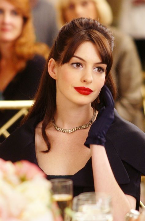 Andy (Anne Hathaway) hat sich in der Glitzermetropole NYC vollkommen verloren. Was wird sie für ihren Job beim angesagtesten Modemagazin "Runway" no... - Bildquelle: 2006 Twentieth Century Fox