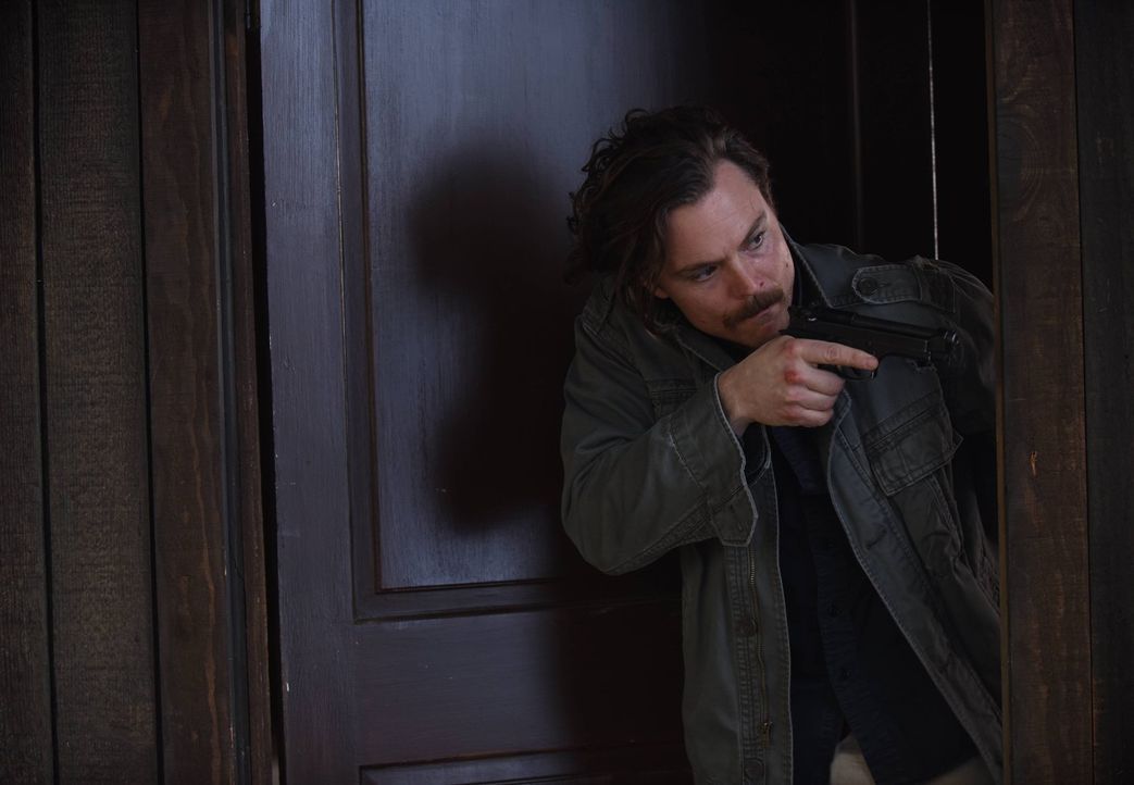 Muss eine schockierende Entdeckung bezüglich Mirandas Tod machen: Riggs (Clayne Crawford) ... - Bildquelle: 2016 Warner Brothers