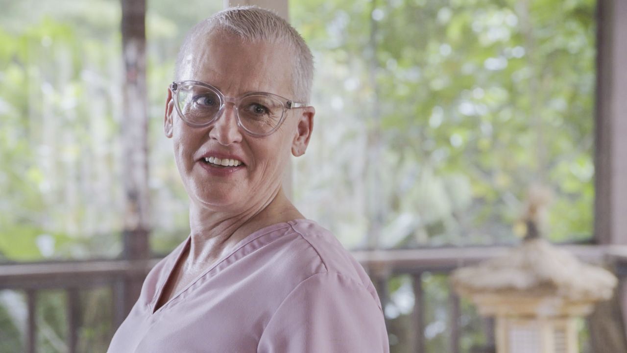 Kann Danny Krankenschwester Jenny (Lori Petty) vertrauen? - Bildquelle: 2016 CBS Broadcasting, Inc. All Rights Reserved