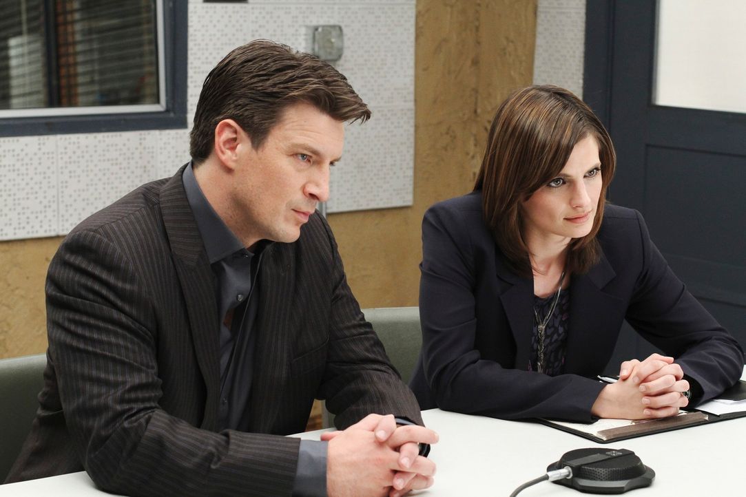 Richard Castle (Nathan Fillion, r.) und Kate Beckett (Stana Katic, l.) verhören den ersten Verdächtigen in ihrem aktuellen Fall. - Bildquelle: ABC Studios