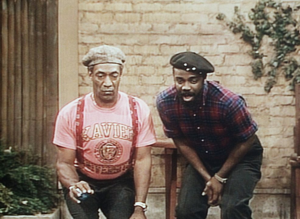Cliff (Bill Cosby, l.) und James (Sullivan Walker, r.) liefern sich eine spannende Partie Pêtanque im Garten. - Bildquelle: Viacom