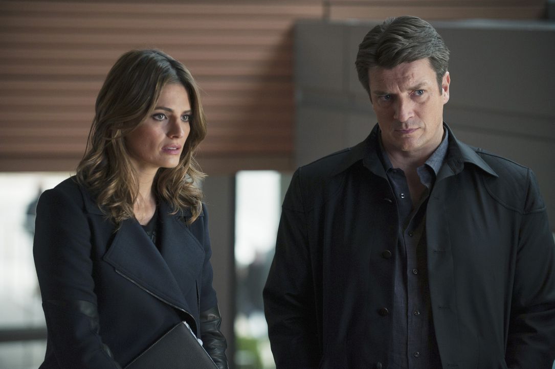 Nach dem Verbot, mit Beckett (Stana Katic, l.) oder dem 12. Revier zu arbeiten, besorgt sich Castle (Nathan Fillion, r.) eine Zulassung als Privatde... - Bildquelle: ABC Studios