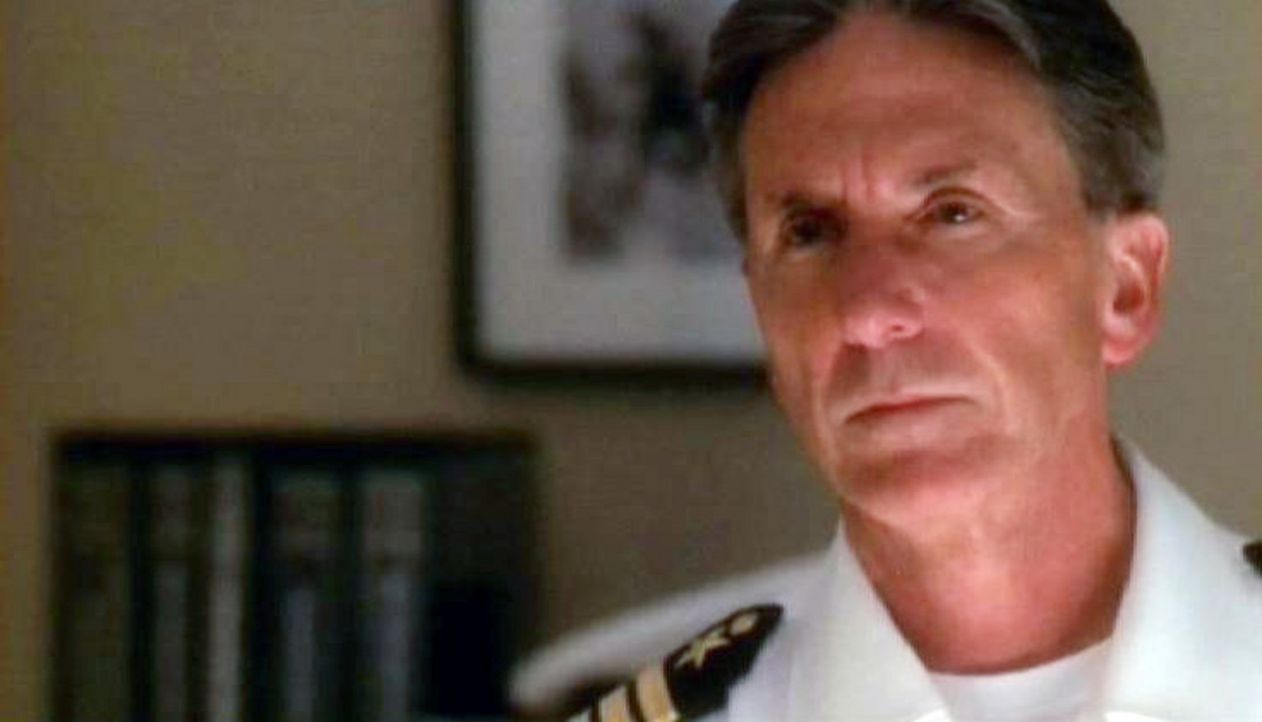 Navy Captain Kevin Dorn (Scott Paulin), der Chef der toten Lara Hill wird befragt. - Bildquelle: CBS Television