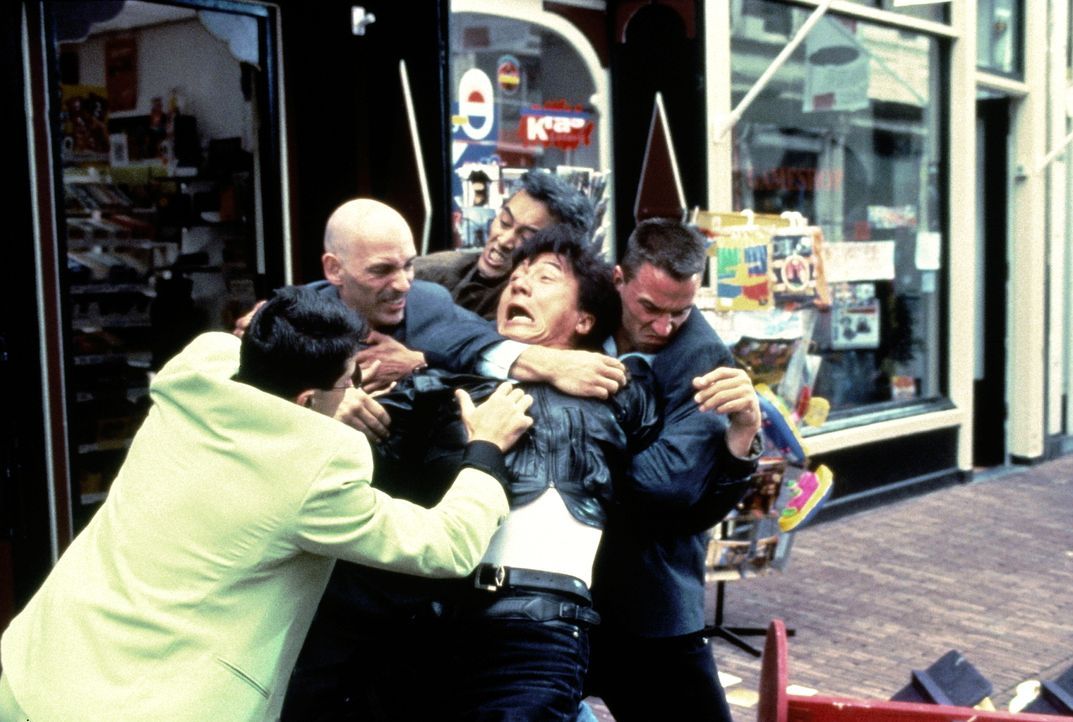 In der Klemme: Whoami (Jackie Chan, M.) ... - Bildquelle: Columbia TriStar Film
