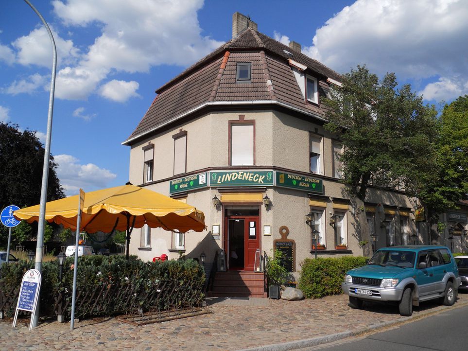 Borgsdorf, nördlich von Berlin. Hier liegt das Restaurant "Lindeneck" von Simone Wünsche (53). Eigentlich konkurrenzlos, deutsche Küche gibt es weit... - Bildquelle: kabel eins