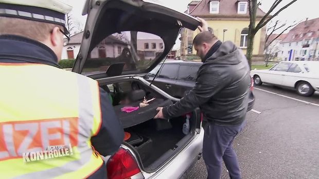 Achtung Kontrolle - Achtung Kontrolle! - Verantwortungslose Fahrer - Vater Mit Unangeschnallen Kindern!