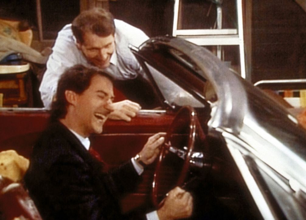 Al (Ed O'Neill, hinten) und Steve (David Garrison) können ihre Freude über ihren neuen Ford Mustang nicht mehr bremsen. - Bildquelle: Columbia Pictures