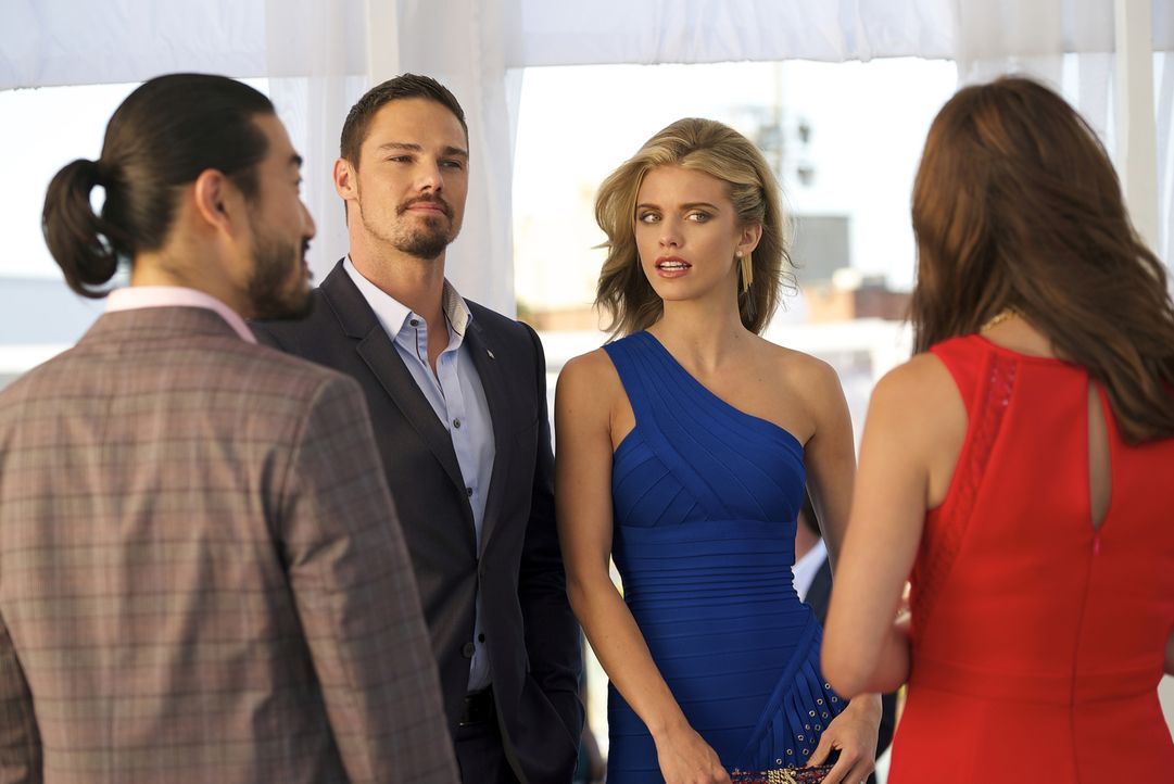 Vincent (Jay Ryan, 2.v.l.) und seine neue Kollegin bei Graydal Securities, Dianne (AnnaLynne McCord, 2.v.r.), sollen auf einer Party ein Ehepaar mim... - Bildquelle: Michael Gibson 2016 The CW Network. All Rights Reserved.