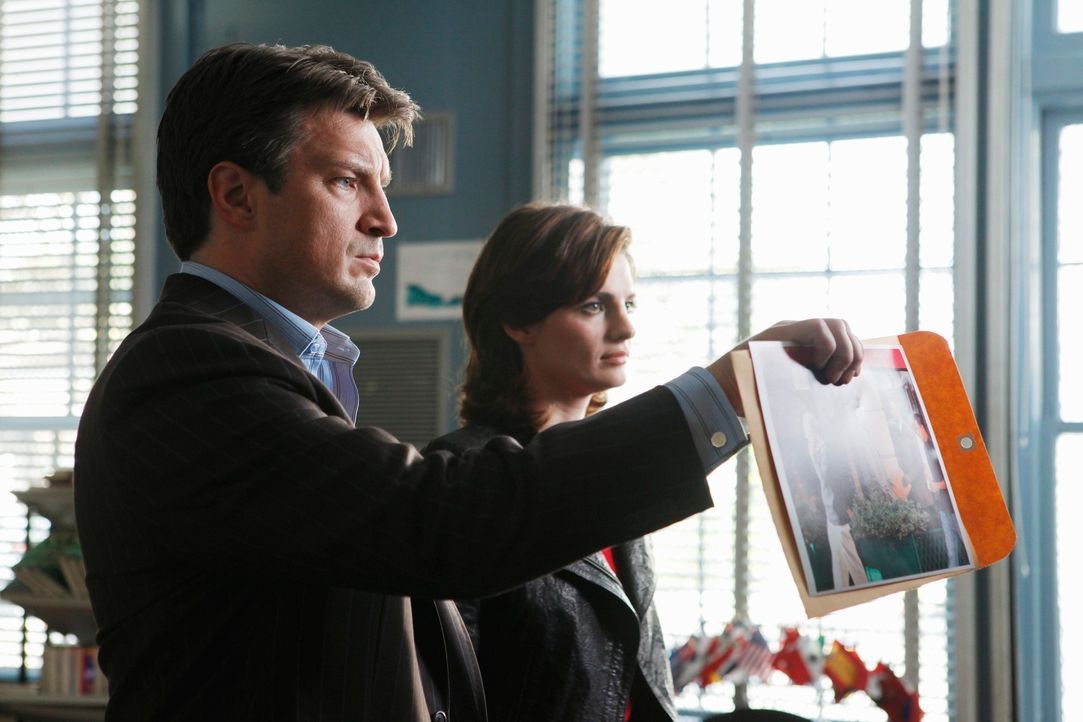 Castle (Nathan Fillion, l.) und Beckett (Stana Katic, r.) halten dem Lehrer David Ramsey einen erdrückenden Beweis dafür vor, dass er sie angelogen... - Bildquelle: ABC Studios