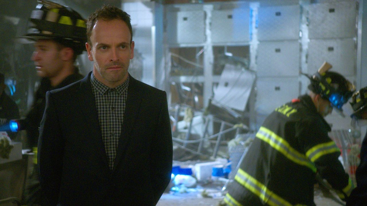 Holmes (Jonny Lee Miller) und Watson suchen nach einem Mörder, werden aber vor ein Problem gestellt, da nach einer Bombenexplosion keinerlei Beweism... - Bildquelle: 2015 CBS Broadcasting Inc. All Rights Reserved.