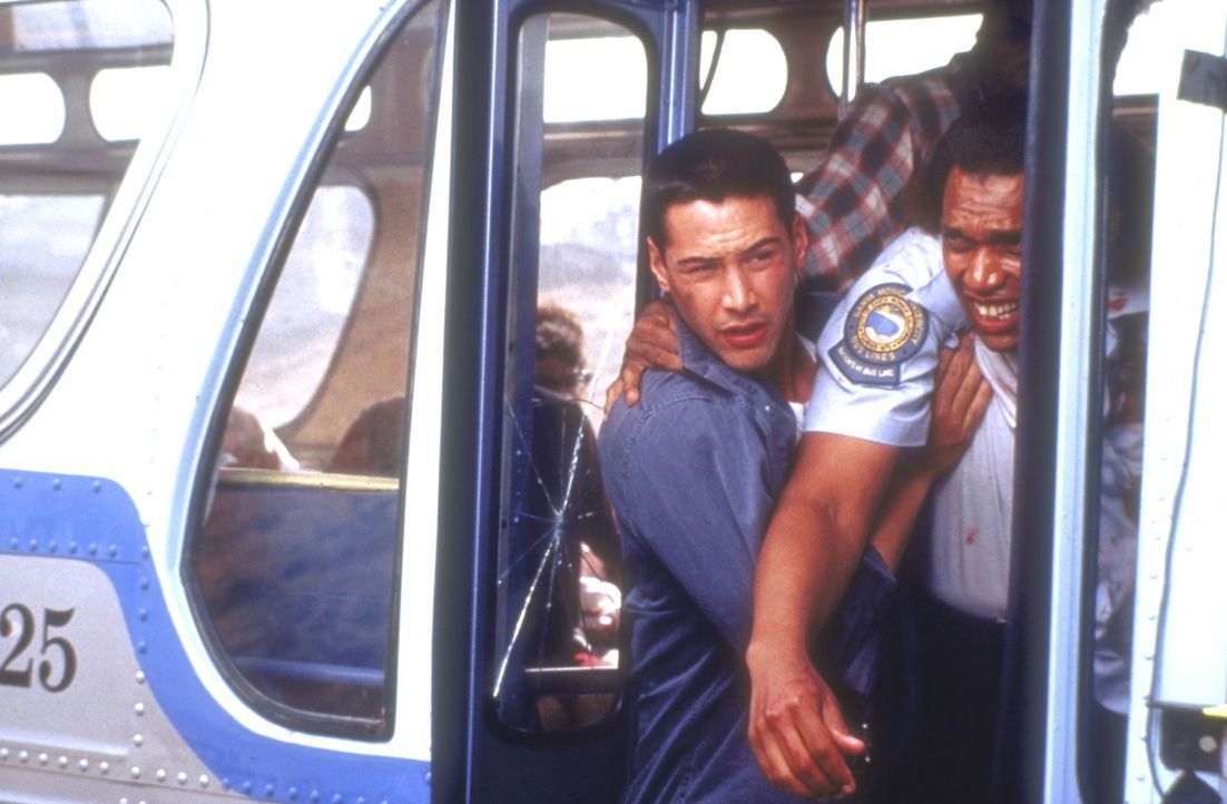 Der Polizist Jack Traven (Keanu Reeves, l.) versucht, den schwer verwundeten Busfahrer aus dem fahrenden Bus zu bergen ... - Bildquelle: Twentieth Century Fox of Germany
