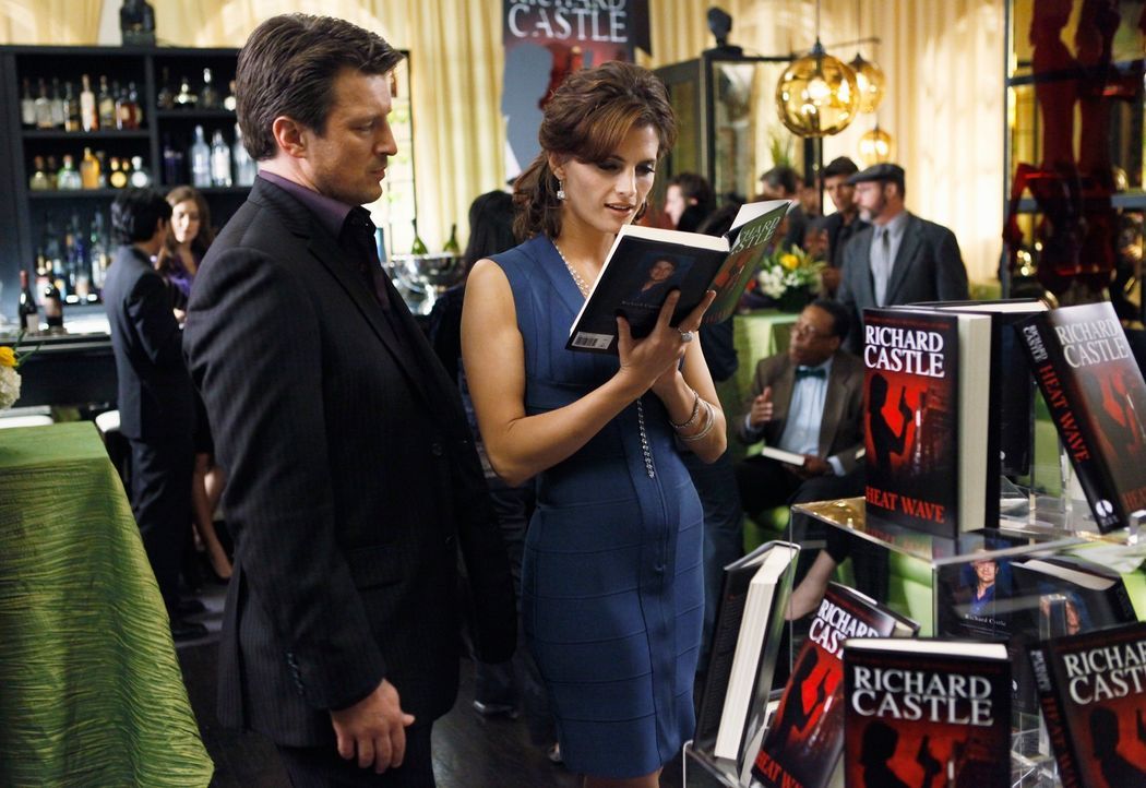 Richard Castle (Nathan Fillion, l.) bemerkt, dass Kate Beckett (Stana Katic, r.) sichtlich gerührt ist, als sie die Widmung in dem Nikki Heat-Roman... - Bildquelle: ABC Studios