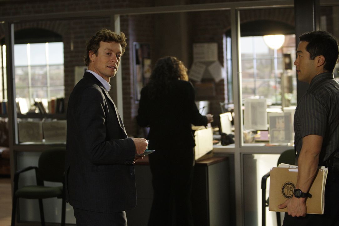 Noch wissen Kendall (Tim Kang, r.) und Patrick (Simon Baker, l.) nicht, dass die SMS, die Patrick erhalten hat, Schreckliches mit sich bringt ... - Bildquelle: Warner Bros. Television