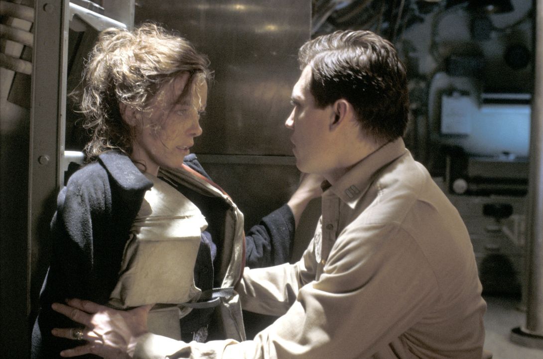 Lt. Loomis (Holt McCallany, r.) ist sich sicher, dass die Schiffbrüchige Ärztin Claire (Olivia Williams, r.) etwas mit den seltsamen Vorfällen an... - Bildquelle: Dimension Films