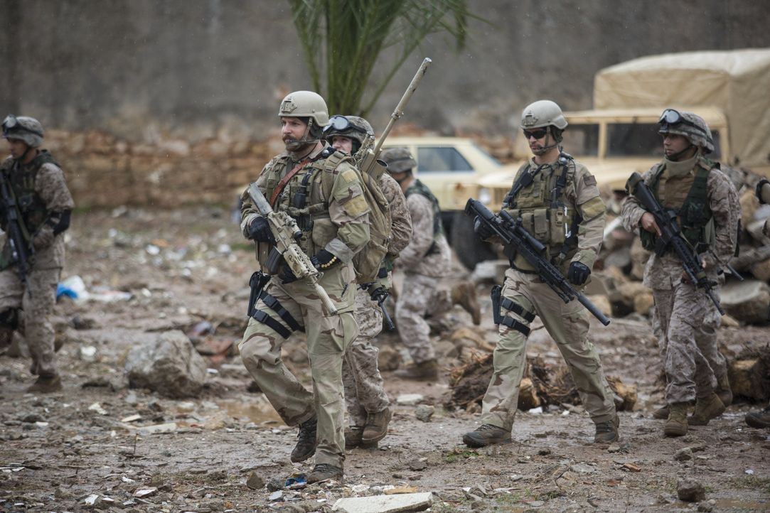 US-Navy-SEAL und Scharfschütze Chris Kyle (Bradley Cooper, vorne l.) wird mit nur einem Auftrag in den Irak geschickt: Er soll seine Kameraden besch... - Bildquelle: 2014 Warner Bros. Entertainment Inc.