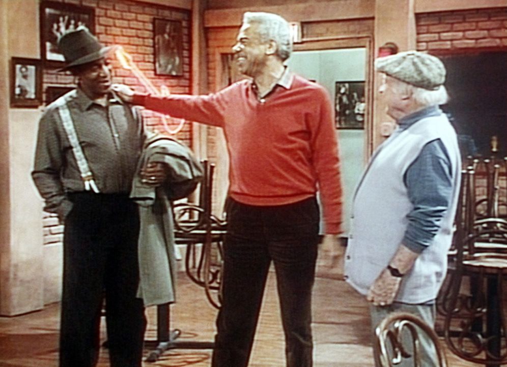 Russell (Earle Hyman, M.) stellt seinem alten Freund Slim (Dub Taylor, r.) seinen Sohn Cliff (Bill Cosby, l.) vor. - Bildquelle: Viacom