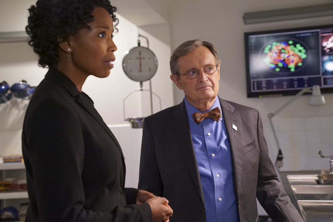 Beginnend mit einer neuen Autopsie durch Ducky (David McCallum, r.), nimmt das NCIS-Team die Ermittlungen zu einem zehn Jahre alten Mordfall wieder... - Bildquelle: Bill Inoshita © 2017 CBS Broadcasting, Inc. All Rights Reserved. / Bill Inoshita
