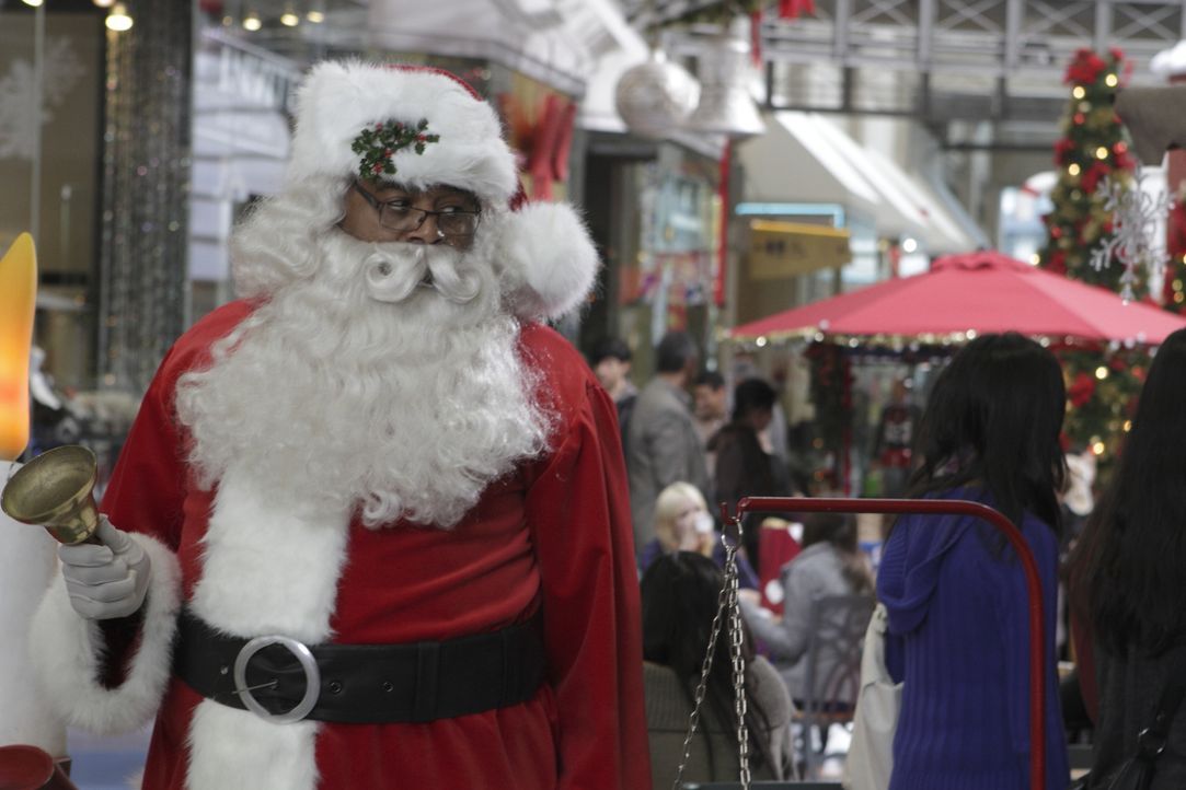 Zur Jahreszeit passend als Weihnachtsmann verkleidet: Winston (Chi McBride) ... - Bildquelle: 2011  Warner Bros.