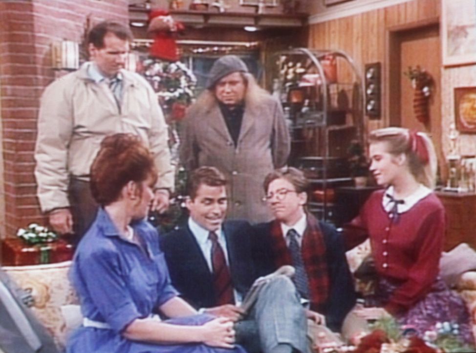 Ein Schutzengel (Sam Kinison, 3.v.r.) führt Al (Ed O'Neill, l.) vor, wie gut es seiner Familie ohne ihn ging. - Bildquelle: Columbia Pictures