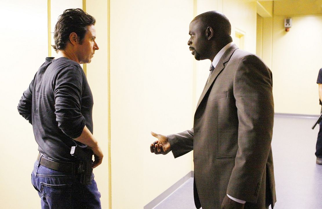 Don (Rob Morrow, l.) und David (Alimi Ballard, r.) überlegen sich eine Strategie wie sie Colby aus den Fängen des Geiselnehmers befreien können. - Bildquelle: Paramount Network Television