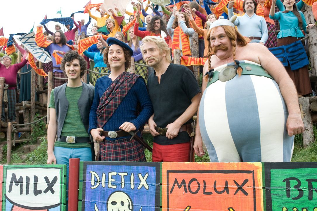 (v.l.n.r.) Grautvornix (Vincent Lacoste); Teefax (Guillaume Gallienne); Asterix (Edouard Baer); Obelix (Gérard Depardieu) - Bildquelle: LEONINE Studios