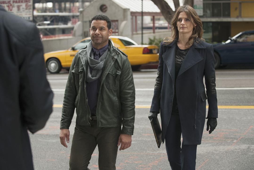 Müssen einen neuen Mordfall lösen: Esposito (Jon Huertas, l.) und Beckett (Stana Katic, r.) ... - Bildquelle: ABC Studios