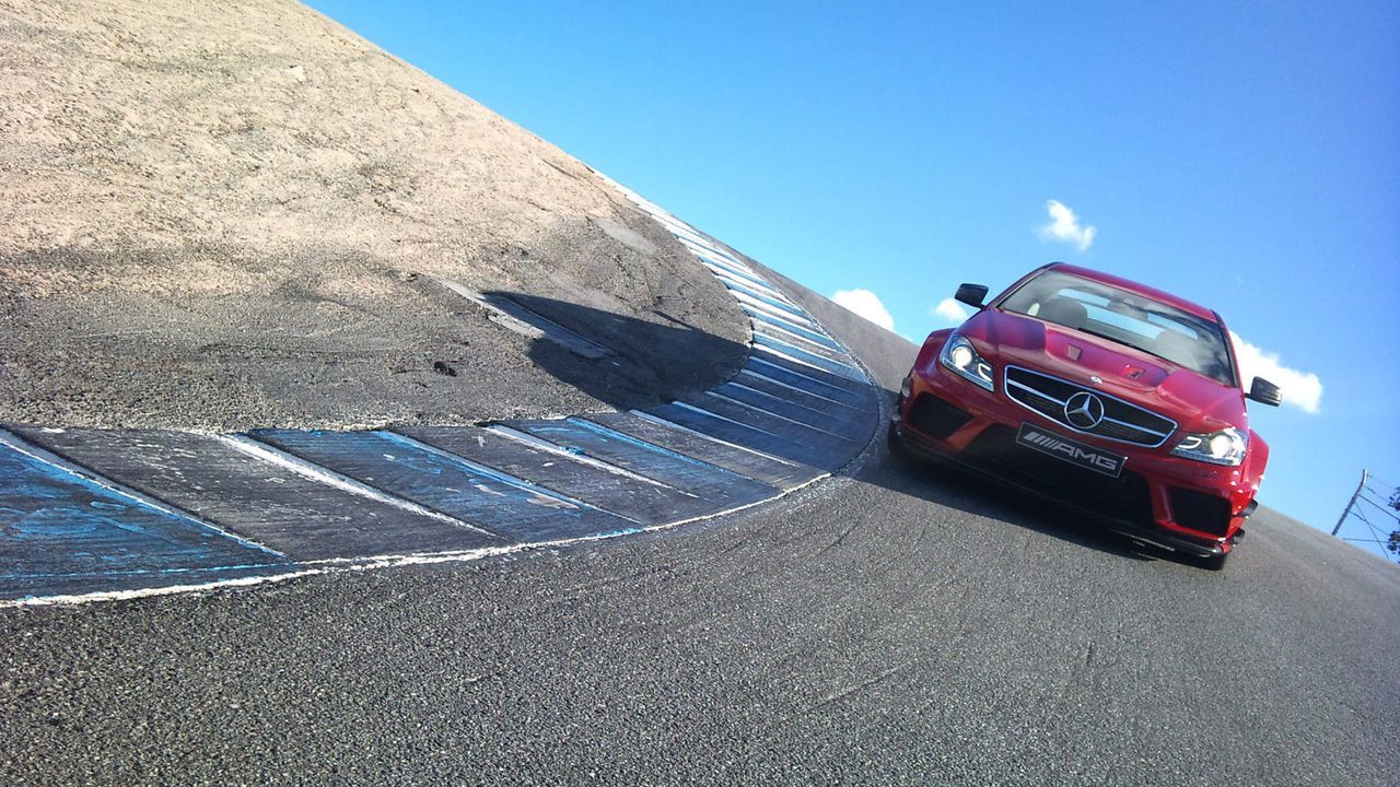 Auf der spektakulären Rennstrecke im kalifornischen Laguna Seca zeigt Renn-Ass Patrick Simon, was das Mercedes C Coupé AMG "Black Series" so drauf... - Bildquelle: kabel eins