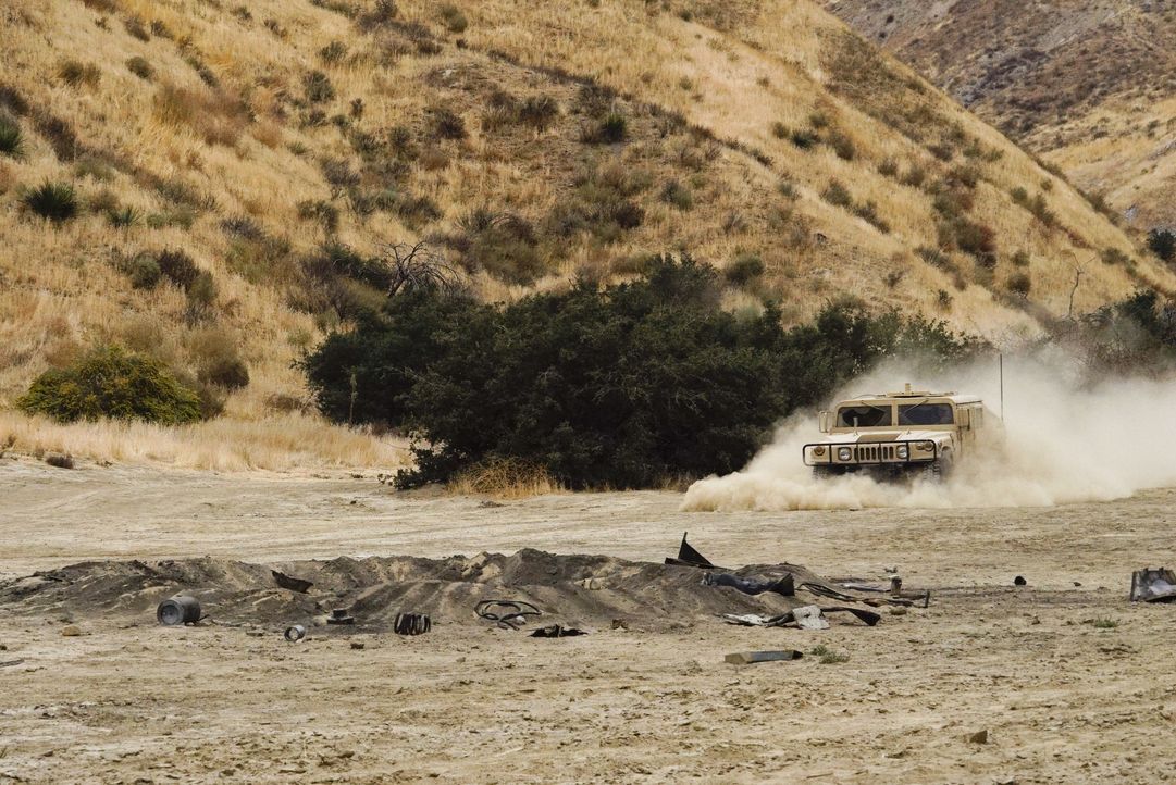 Als das Humvee des Senators in eine Sprengfalle gerät, sieht sich das NCIS-Team in Afghanistan plötzlich in einem gefährlichen Einsatz ... - Bildquelle: Cliff Lipson © 2017 CBS Broadcasting, Inc. All Rights Reserved. / Cliff Lipson