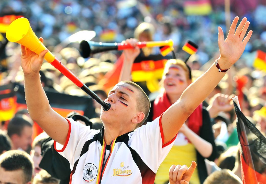 Fussball-Fans-Deutschland-100623-dpa - Bildquelle: dpa
