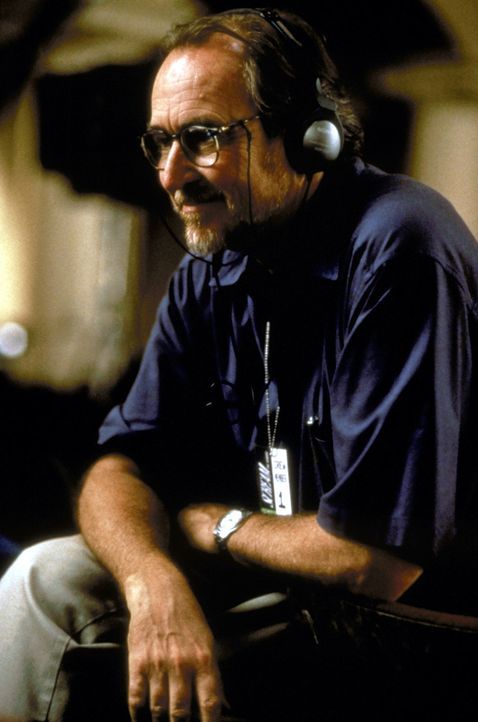 Scream Regisseur Wes Craven taucht auch in einer Nebenrolle auf ... - Bildquelle: Kinowelt Filmverleih GmbH 1997