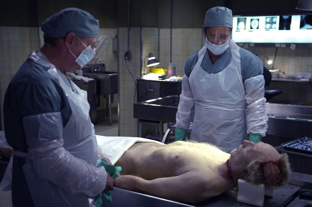 Jigsaw (Tobin Bell, liegend) ist tot. Seine Leiche liegt auf dem Seziertisch. Da finden die Pathologen in seinem Magen eine Mikrokassette. Als diese... - Bildquelle: 2007 Lionsgate, Twisted Pictures