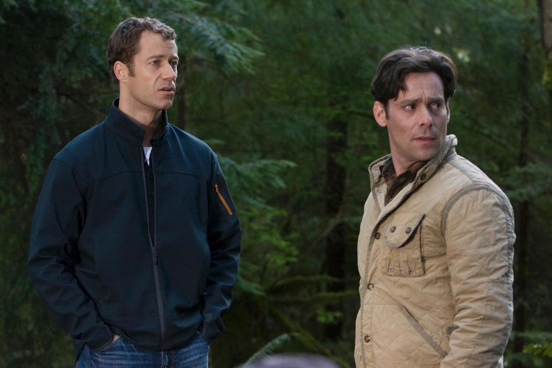 In Eureka wimmelt es nur so von Emotionen. Aber nicht nur fangen Carter (Colin Ferguson, l.) und Dr. Grant (James Callis, r.) an, sich um Allison zu... - Bildquelle: Universal Television