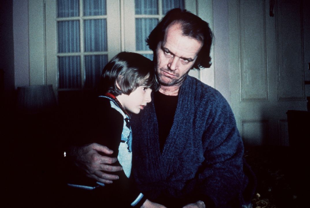 Der kleine Danny (Danny Lloyd, l.) fühlt sich in seiner neuen Umgebung nicht sehr wohl. Sein Vater Jack (Jack Nicholson, r.) versucht, ihn zu beruh... - Bildquelle: Warner Bros.
