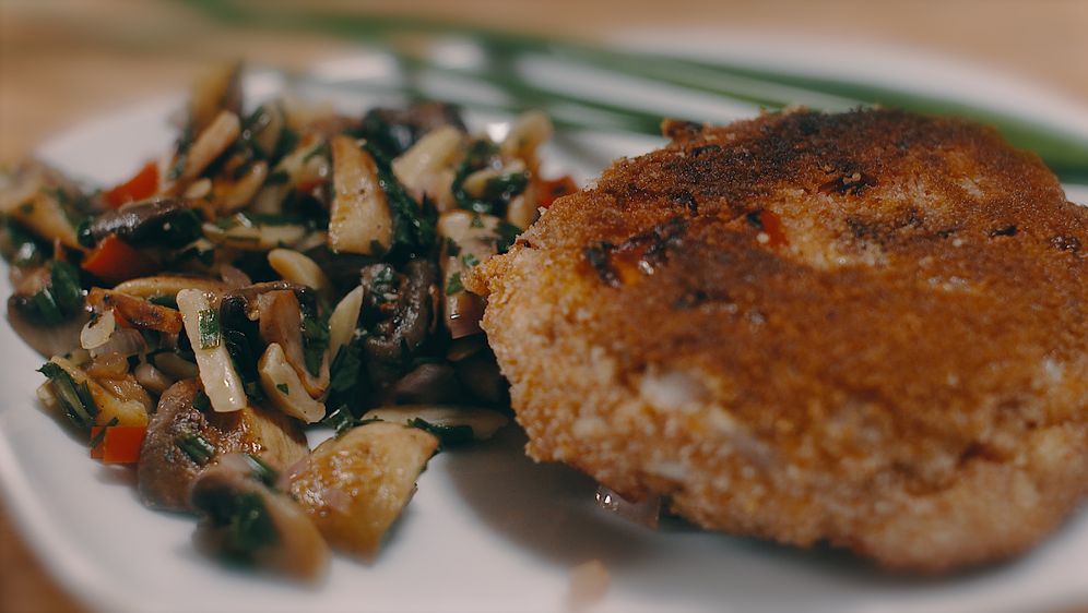 Wurzige Tofubuletten Mit Scharfem Champignonsalat