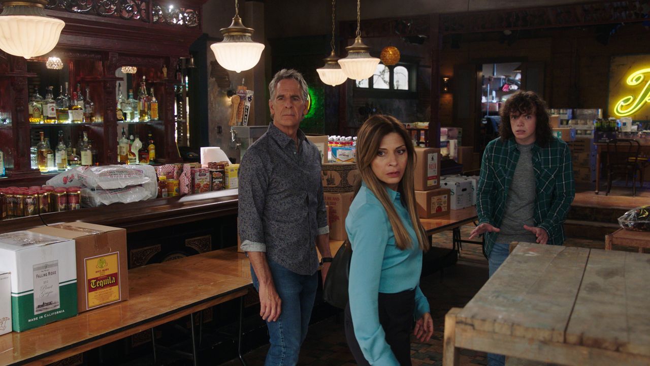 (v.l.n.r.) Dwayne Pride (Scott Bakula); Sasha Broussard (Callie Thorne); Connor Davenport (Drew Scheid) - Bildquelle: 2021 CBS Broadcasting Inc. All Rights Reserved.