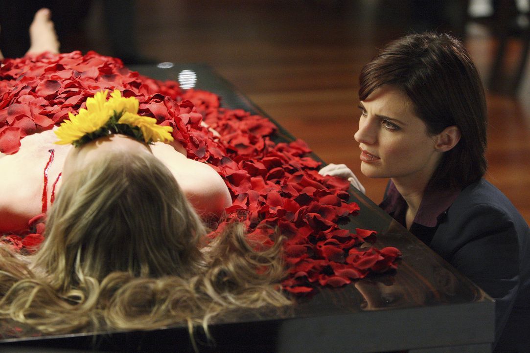 Ein mysteriöser Mordfall beschäftigt Kate Beckett (Stana Katic, r.) und ihre Kollegen, doch das Szenario kommt ihr irgendwie bekannt vor ... - Bildquelle: ABC Studios