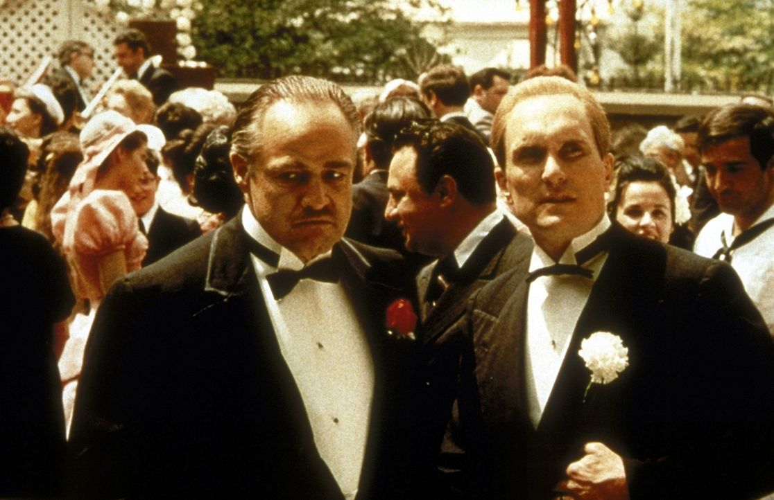 Sogar auf der Hochzeit seiner Tochter Connie darf Corleones (Marlon Brando, vorne l.) Berater Tom Hagen (Robert Duvall, vorne r.) nicht fehlen ... - Bildquelle: Paramount Pictures