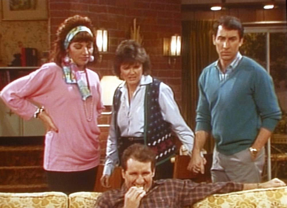 Peggy (Katey Sagal, l.), Marcy (Amanda Bearse) und Steve (David Garrison, r.) sind schockiert, weil Al (Ed O'Neill, M.) sich an einem erotischen Fer... - Bildquelle: Columbia Pictures