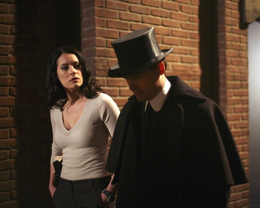 Ist Emily Prentiss (Paget Brewster, l.) dem Serienkiller auf die Schliche gekommen? - Bildquelle: Touchstone Television