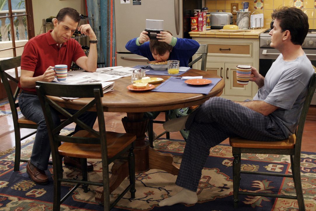 Chaos am Frühstückstisch: Alan (Jon Cryer, l.), Jake (Angus T. Jones, M.) und Charlie (Charlie Sheen, r.) ... - Bildquelle: Warner Bros. Television