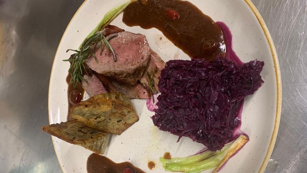 Wildschweinrücken mit Semmelknödeln | Mein Lokal, Dein Lokal