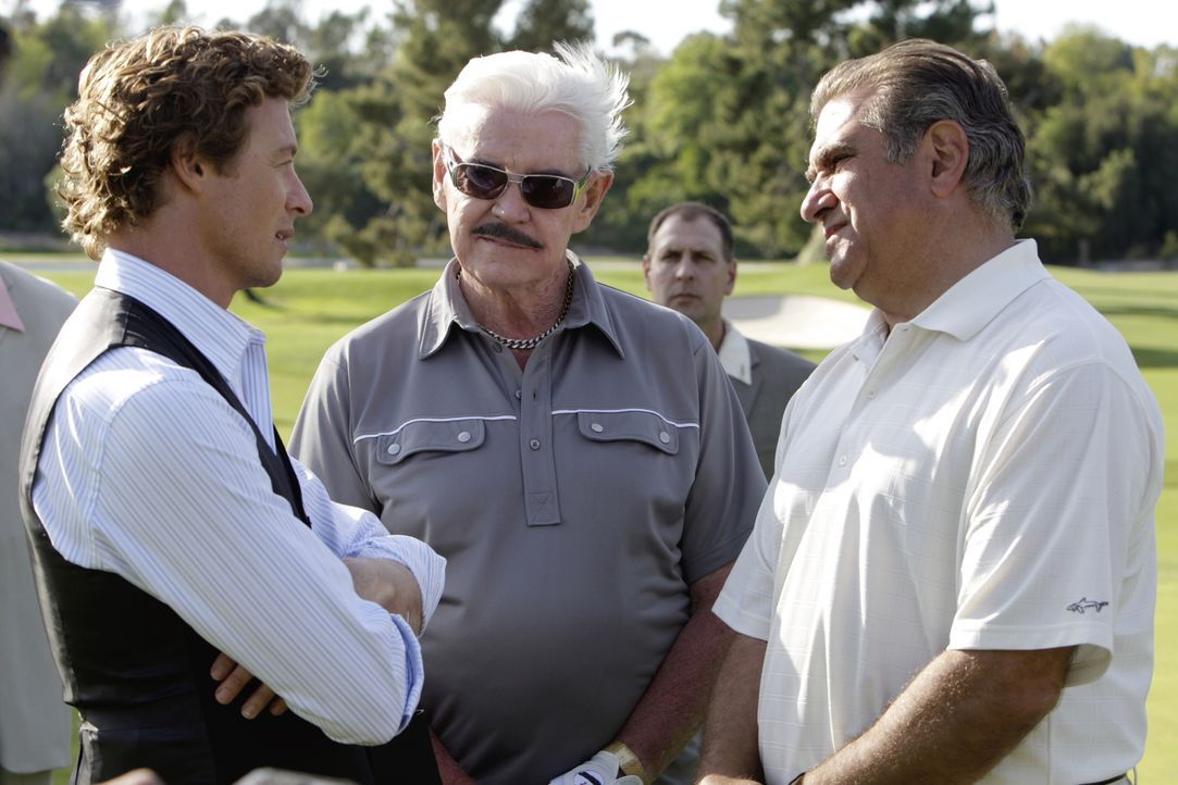 Patrick (Simon Baker, l.) versucht auf dem Golfplatz den Mafiabosses Sonny Battaglia (Dan Lauria, r.) genauer auf die Finger zu schauen, um Hinweise... - Bildquelle: Warner Bros. Television