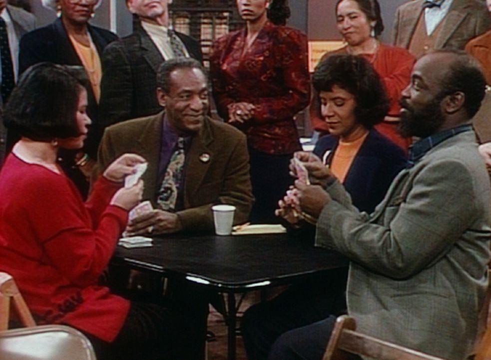Cliff (Bill Cosby, 2.v.l.) und Clair (Phylicia Rashad, 2.v.r.) spielen mit ihren Freunden Nicole und James in einem Turnierspiel. - Bildquelle: Viacom