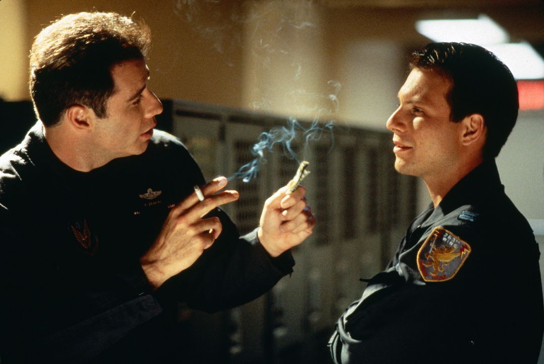 Die beiden befreundeten Airforce-Piloten Vic Deakins (John Travolta, l.) und Riley Hale (Christian Slater, r.) müssen einen Übungsflug absolvieren m... - Bildquelle: 1996 Twentieth Century Fox Film Corporation.  All rights reserved.