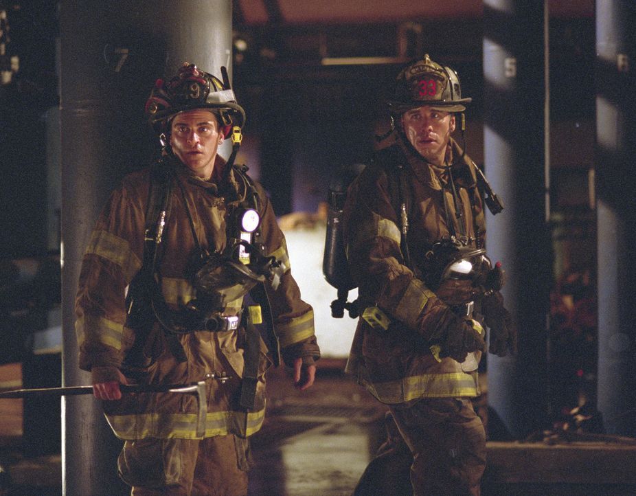 Wie immer arbeiten der junge Feuerwehrmann Jack Morrison (Joaquin Phoenix, l.) und der sein erfahrener Chef Captain Mike Kennedy (John Travolta, r.)... - Bildquelle: Buena Vista International.  All Rights Reserved
