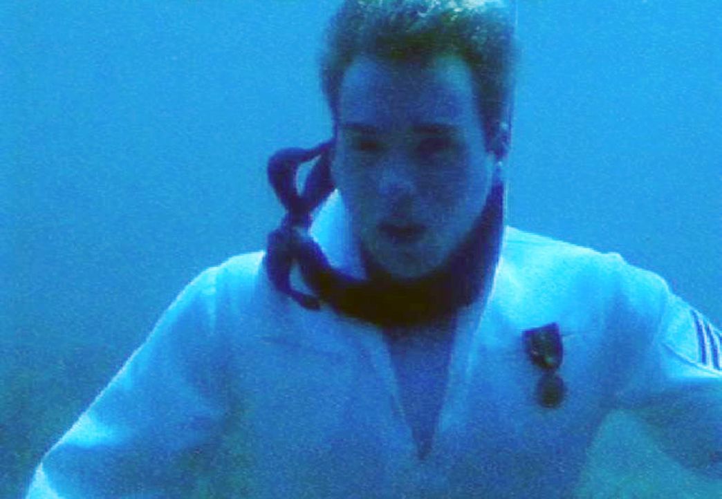 Seaman MacDonald (Chad W. Murray), ein Besatzungsmitglied des Zerstörers USS Foster, wird tot am Meeresboden gefunden... - Bildquelle: CBS Television