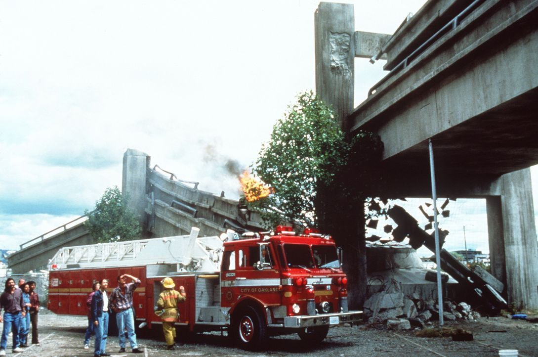 Ein Bild des Grauens: Die obere Fahrbahn der Interstate bricht bei einem Erdbeben der Stärke 7 ein, und begräbt die darunter liegende Fahrbahn ... - Bildquelle: Columbia Pictures Television