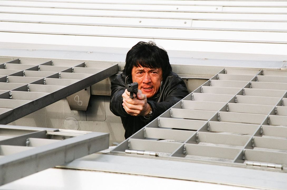 Als Wings (Jackie Chan) gesamte Einheit bei einem Hinterhalt von einer Jugendbande getötet wird, traut er seinen eignen Fähigkeiten nicht mehr. De... - Bildquelle: E.M.S.